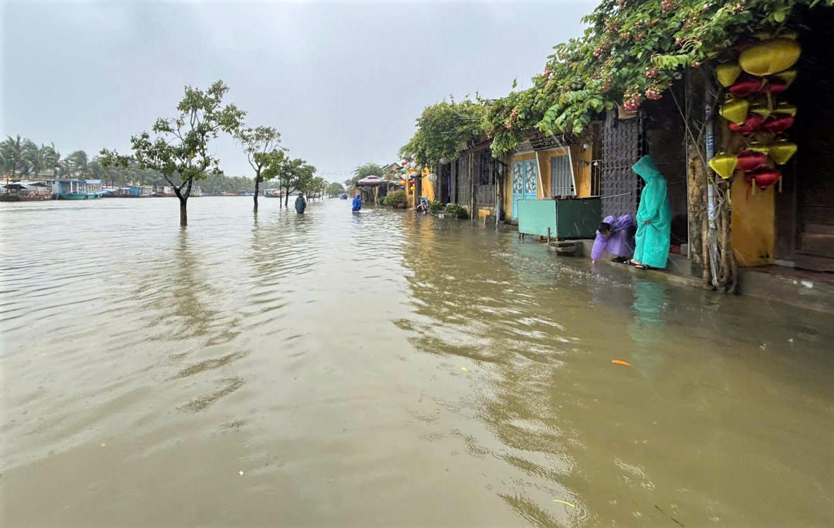 Một đoạn đường Bạch Đằng, phường Hội An bị ngập nước. Ảnh: Chí Đại.