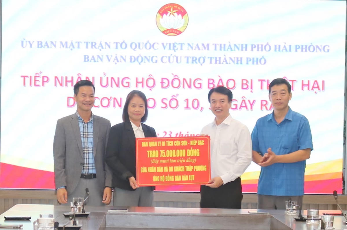 Ban Quản lý Khu Di tích Côn Sơn – Kiếp Bạc ủng hộ 75 triệu đồng. Ảnh: PT. 