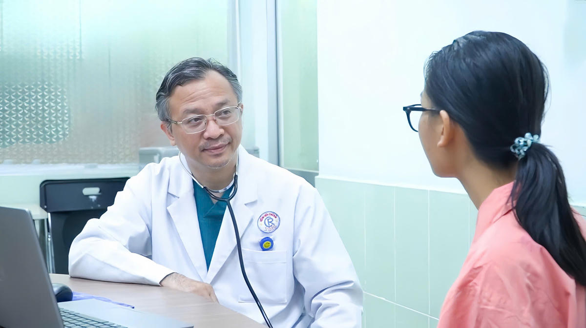 Bác sĩ thăm hỏi tình hình sức khỏe của bệnh nhân có nhầy ở thất trái. Ảnh: BV