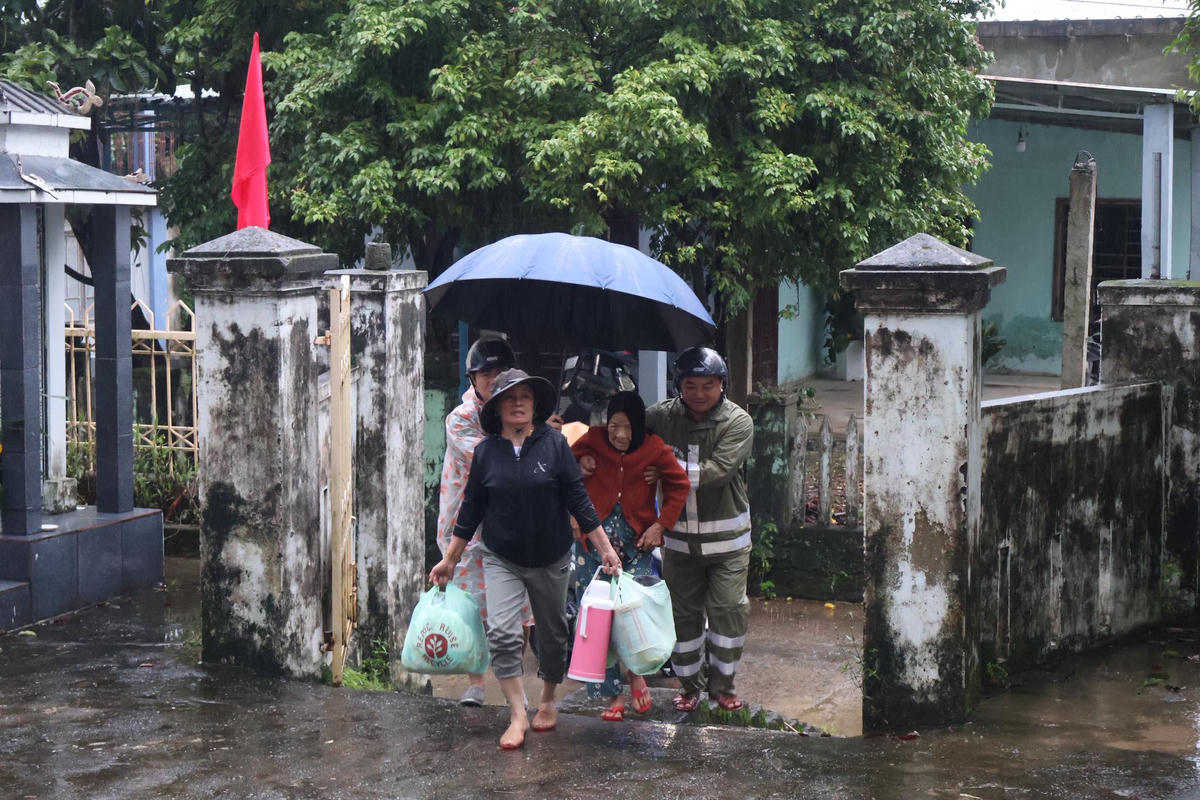 Phường Hải Vân vận động người dân sơ tán. Ảnh: Nguyễn Tú
