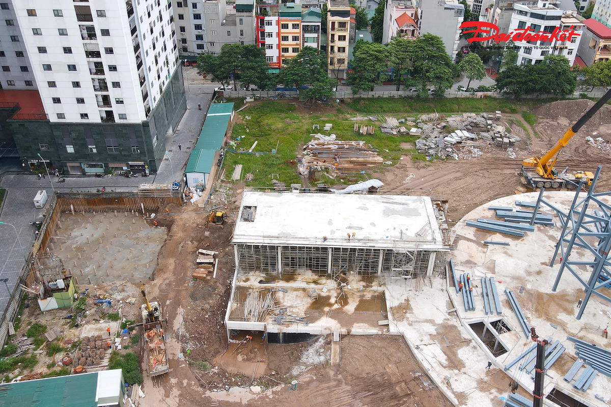 Các hạng mục khác như lối vào hầm, nhà điều hành... đang được thi công. 