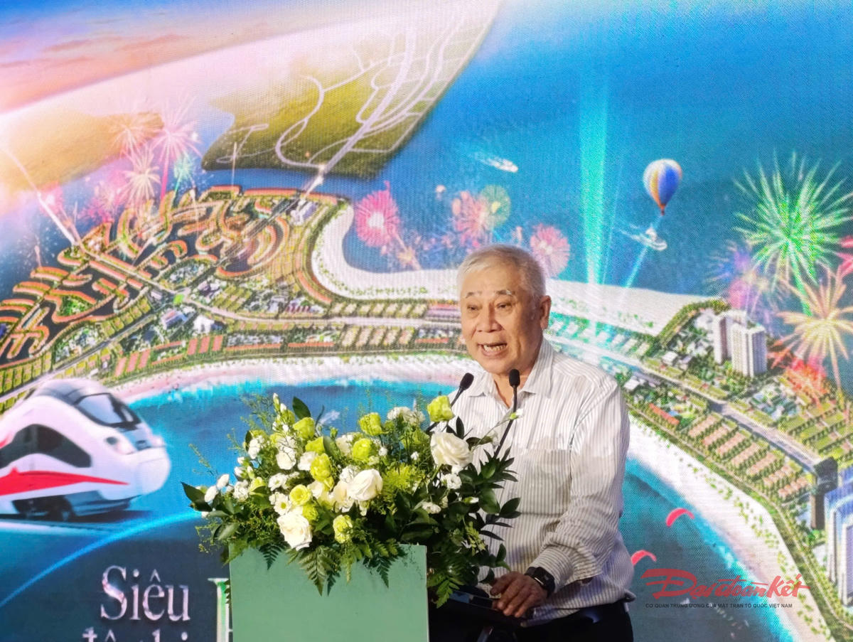 KTS Khương Văn Mười, nguyên Phó Chủ tịch Hội KTS Việt Nam, nguyên Chủ tịch Hội KTS TP Hồ Chí Minh phát biểu tại buổi tọa đàm. Ảnh: Hồng Phúc.