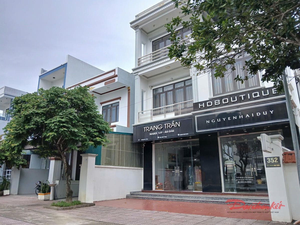 Dãy phố Hoàng Hoa Thám hầu hết đều có nhà to đẹp, nhưng lại không có sổ đỏ. Ảnh: Nguyễn Quý.