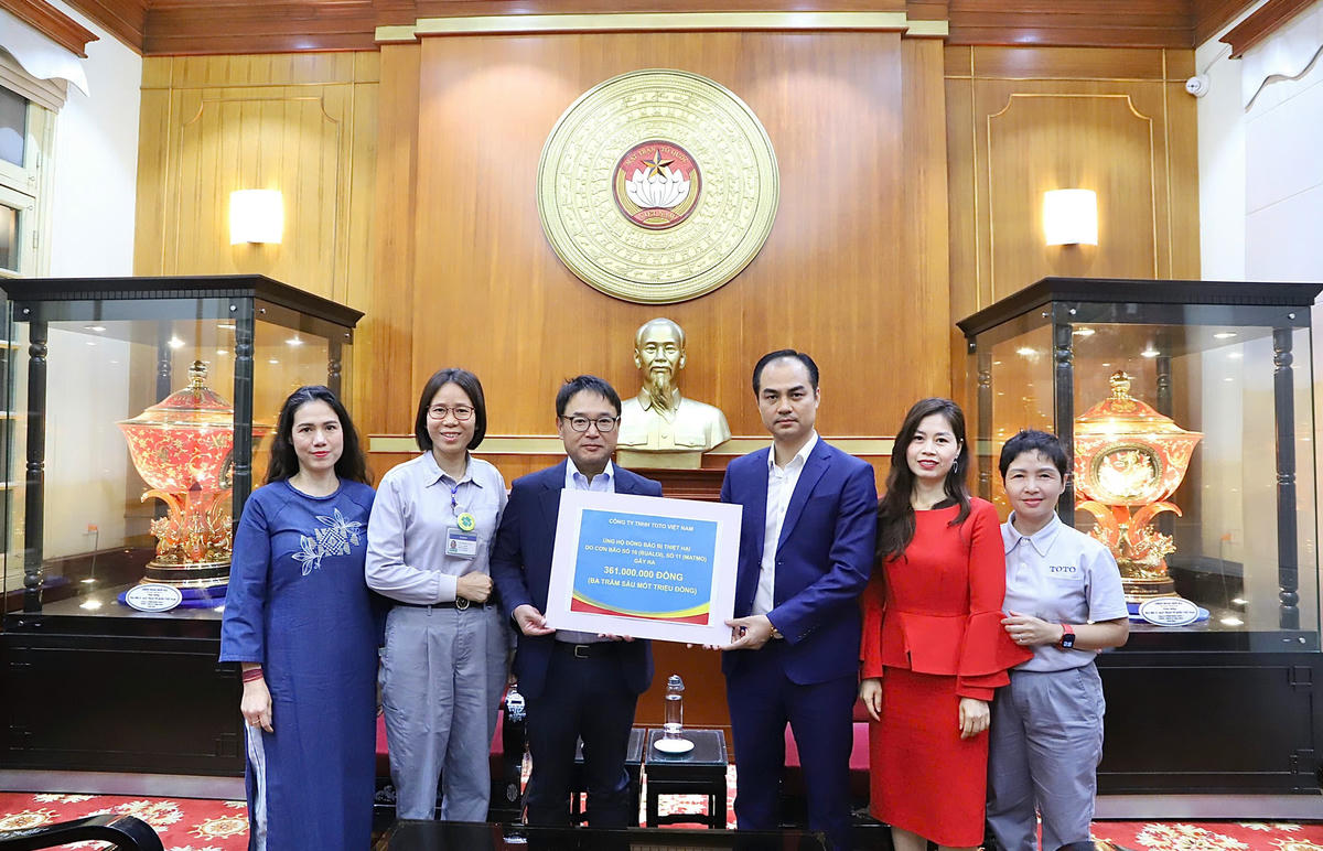 Công ty TNHH TOTO Việt Nam trao ủng hộ đồng bào vùng lũ&nbsp;