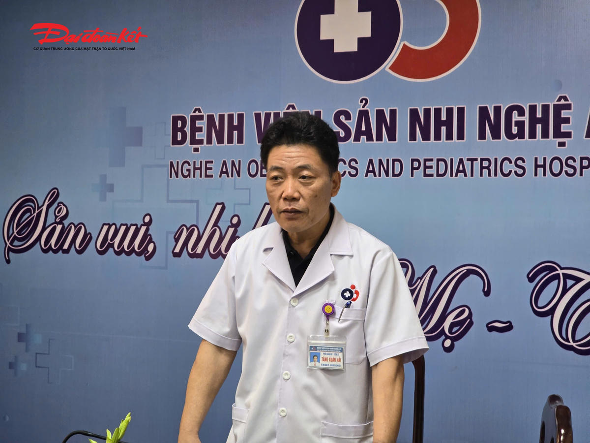 Ông Tăng Xuân Hải - Giám đốc Bệnh viên Sản - Nhi Nghệ An thông tin nhanh với một số cơ quan báo chi về vụ việc. Ảnh: Điền Bắc