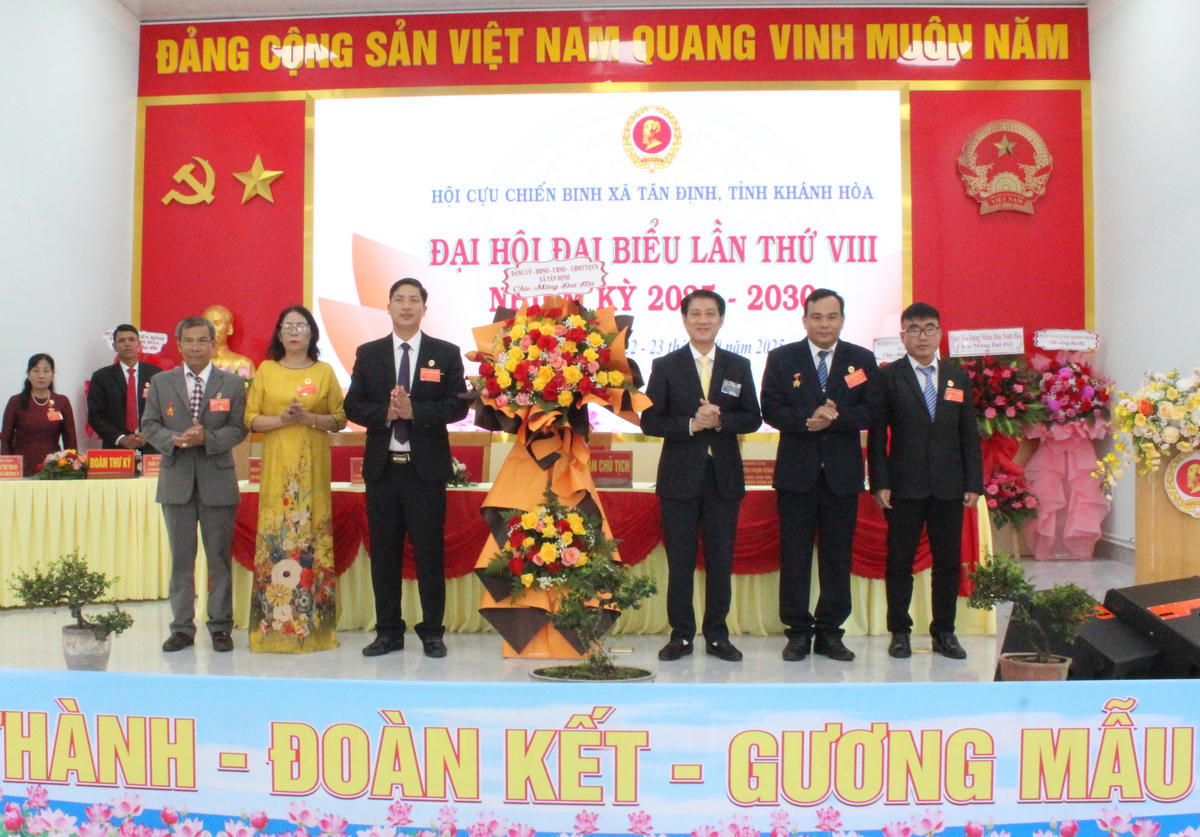 Lãnh đạo xã Tân Định tặng hoa chúc mừng đại hội. (ảnh X.H).

