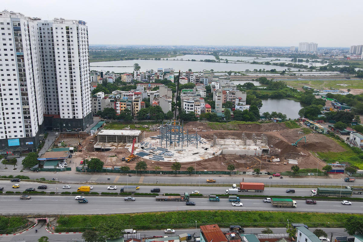 Dự án Bến xe khách Yên Sở được khởi công trong quý II/2025 với diện tích xây dựng là 3.445 m2, tổng diện tích sàn khoảng 14.534 m2 nằm dọc theo trục Vành đai 3.&nbsp;Hiện hạng mục chính của dự án là tòa nhà trung tâm bến xe hình tròn 4 tầng (3 tầng nổi, 1 tầng hầm), đã dần thành hình. 