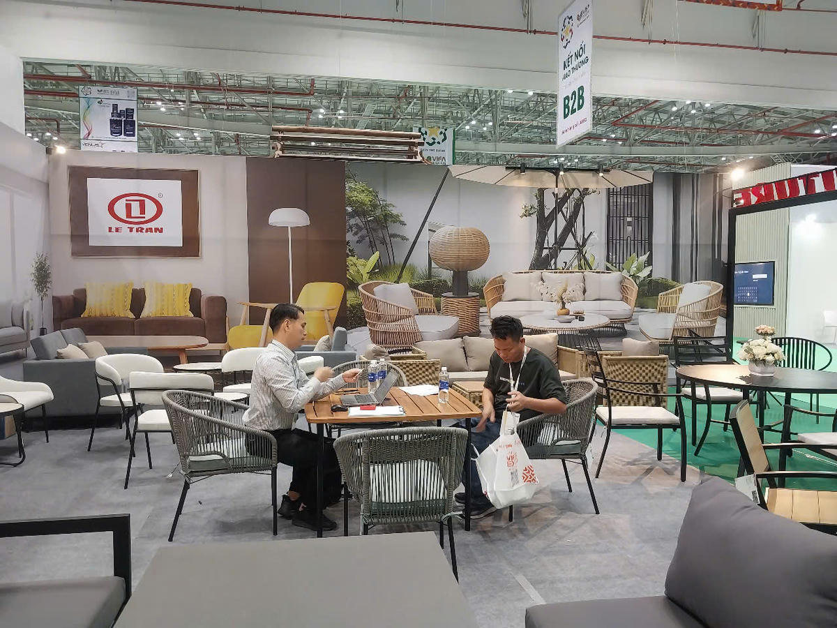 Nhiều doanh nghiệp đang cố gắng mở rộng thị trường xuất khẩu đồ gỗ nhằm tránh phụ thuộc vào một số thị trường truyền thống. Ảnh; S.X