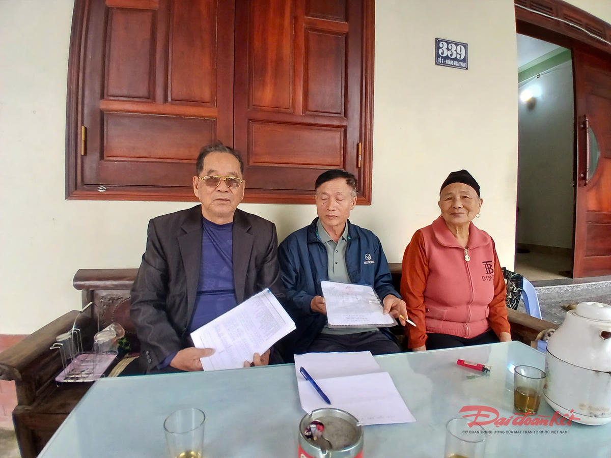 Đại diện các hộ dân khu phố Hoàng Hoa Thám trao đổi với PV Báo Đại đoàn kết. Ảnh: Nguyễn Quý.