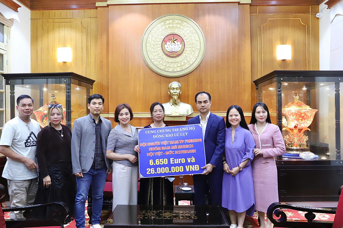 Ông Vũ Chí Hòa - Phó Trưởng ban Công tác xã hội, UBTƯ MTTQ Việt Nam tiếp nhận ủng hộ từ Hội Người Việt Nam TP Freising, Nhóm Đam mê Munich, Hội Việt - Đức Schwaben&nbsp;