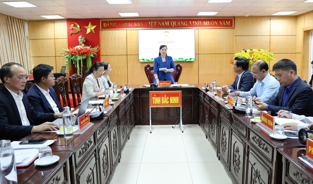 Bà Nguyễn Thị Hà - Chủ tịch Ủy ban MTTQ tỉnh Bắc Ninh chủ trì buổi họp báo.