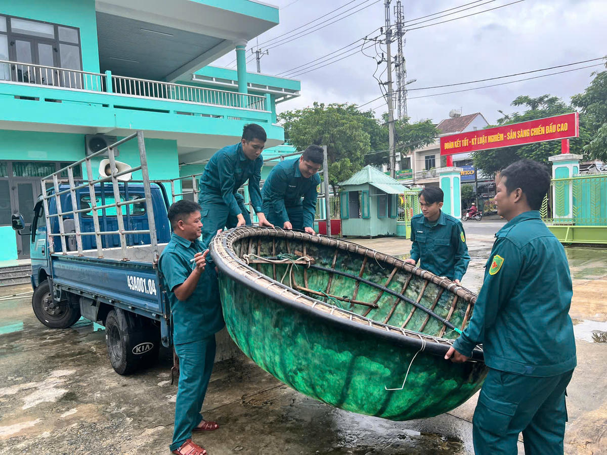 Lực lượng phường Ngũ Hành Sơn bố trí thuyền thúng ở các vị trí trọng điểm để sẵn sàng ứng cứu người dân. Ảnh: Nguyễn Tú.