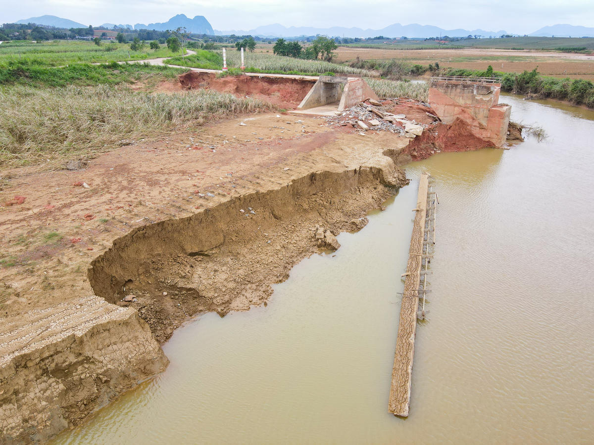 Theo ông Hải, từ khi cầu bị đồ sập, việc đi lại giữa 2 bờ sông Cầu Chày gần như tê liệt. 'Không chỉ ảnh hưởng đến người dân, việc cầu sập còn làm con đường đến trường của gần 300 học sinh trong xã dài thêm. Là bởi, giờ các cháu phải đi đường vòng, mất thêm từ 7 - 8km so với trước kia', ông Hải nói. Ảnh: Đình Minh