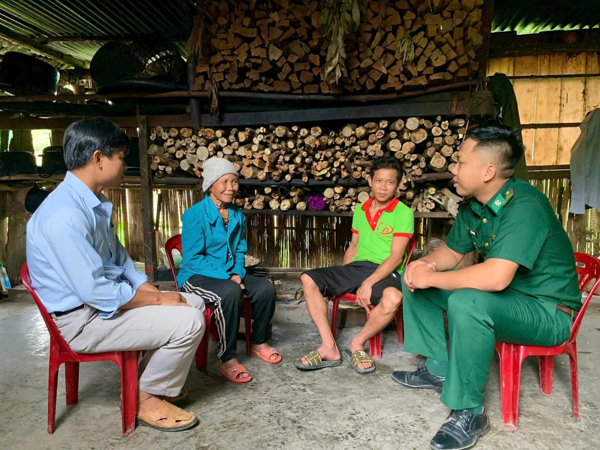Cán bộ chiến sĩ Đồn Biên phòng La Êê đến từng hộ gia đình tuyên truyền, vận động học viên đến lớp. Ảnh: CTV