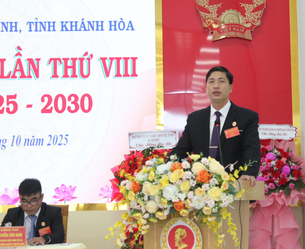 Ông Nguyễn Ngọc Đông, Phó Chủ tịch ủy ban Mặt trận xã, kiêm Chủ tịch Hội CCB xã Tân Định, phát biểu khai mạc đại hội. (ảnh X.H).