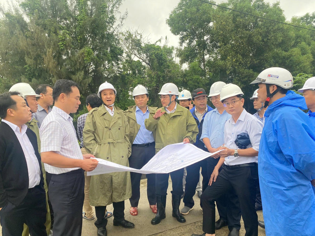 Đoàn kiểm tra công tác ứng phó mưa bão tại phường Thanh Khê. Ảnh: Nguyễn Tú.