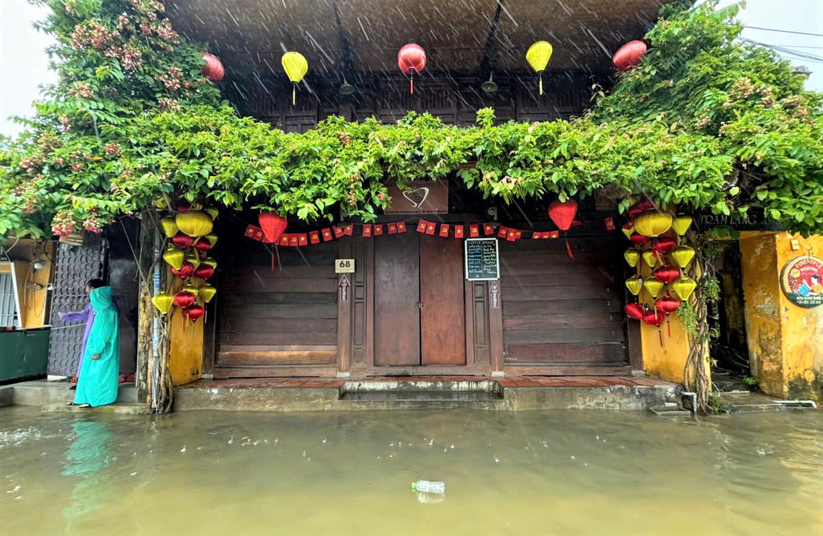 Một đoạn đường Bạch Đằng, phường Hội An bị ngập nước. Ảnh: Nguyễn Tín.