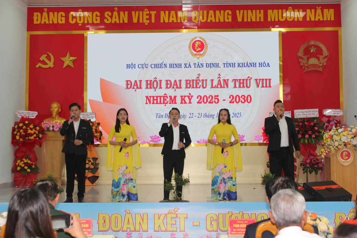 Tiết mục văn nghệ chào mừng đại hội. (ảnh X.H)