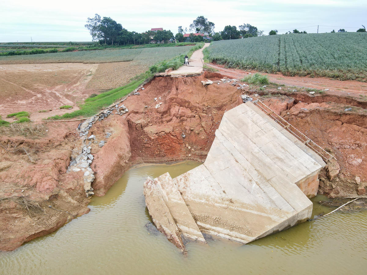 Trao đổi với PV, ông Vũ Văn Đông - Chủ tịch UBND xã Xuân Tín cho biết: Vào ngày 14/10, Chủ tịch UBND tỉnh Thanh Hóa đã ban hành Quyết định số 3281/QĐ-UBND, công bố tình huống khẩn cấp thiên tai đối với cầu Mọ, đồng thời yêu cầu địa phương lập rào chắn, phân luồng giao thông và khẩn trương lập phương án xây dựng lại cầu. Ảnh: Đình Minh