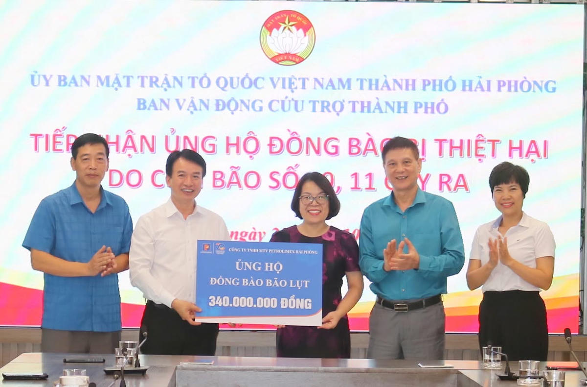 Công ty TNHH MTV Xăng dầu Petrolimex Hải Phòng ủng hộ 340 triệu đồng. Ảnh: PT. 