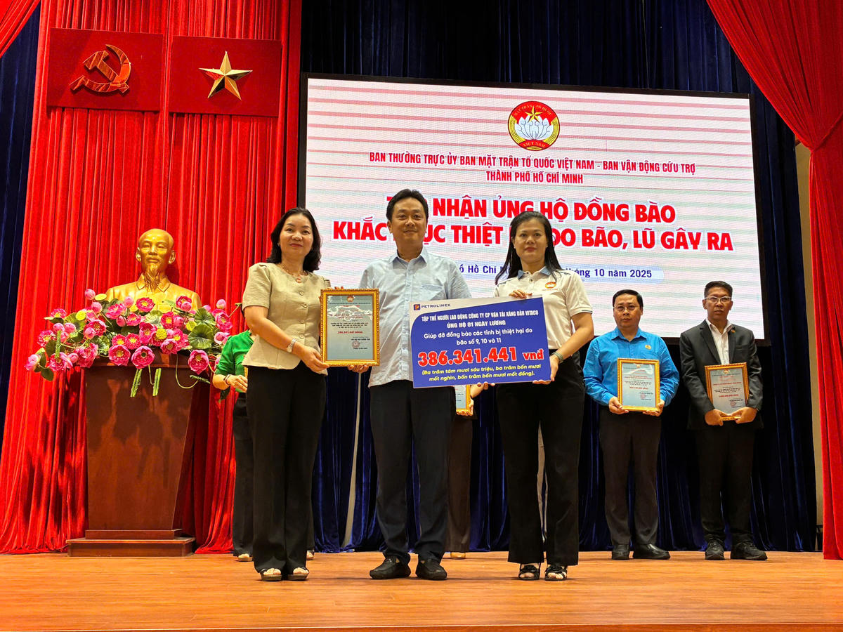 Các vị lãnh đạo Mặt trận TP Hồ Chí Minh, gồm: bà Trương Thị Bích Hạnh - Ủy viên Ban Thường vụ Thành ủy, Phó Chủ tịch Thường trực và bà Dương Thị Huyền Trâm - Trưởng ban Công tác xã hội tiếp nhận ủng hộ từ một đơn vị. Ảnh: Q.Đ.