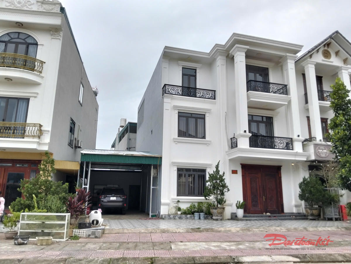 Phần lớn diện tích khu đô thị đã được người dân xây dựng nhà cửa khang trang, lấp đầy dự án, nhưng hàng chục hộ dân đến nay vẫn chưa được trao giấy CNQSDĐ theo quy định. Ảnh: Nguyễn Quý.. 