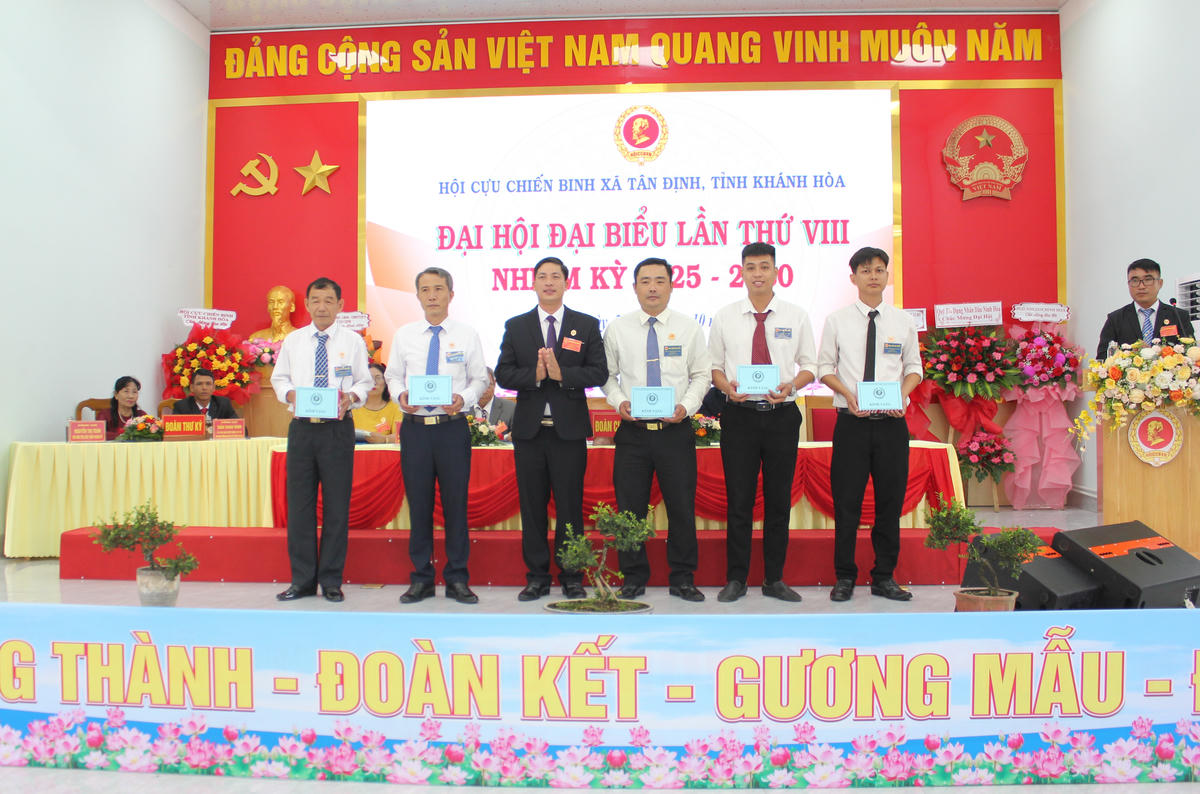 Ông Nguyễn Ngọc Đông, Phó Chủ tịch ủy ban Mặt trận xã, kiêm Chủ tịch Hội CCB xã Tân Định, tặng quà cho hội viên không tham gia nhiệm kỳ 2025 – 2030. (ảnh X.H).