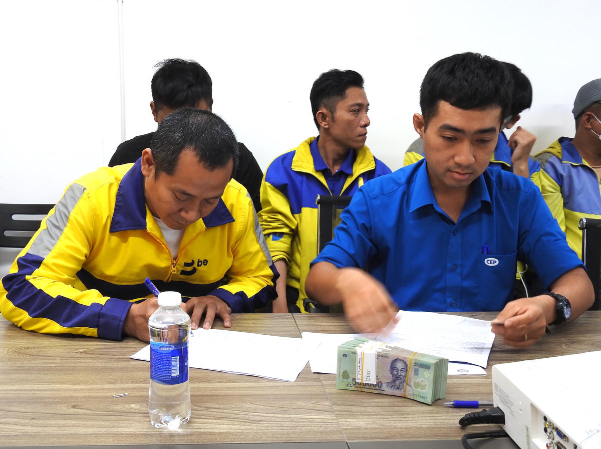 Các tài xế xe công nghệ ký kết vay vốn. Ảnh: Đ.Xá.