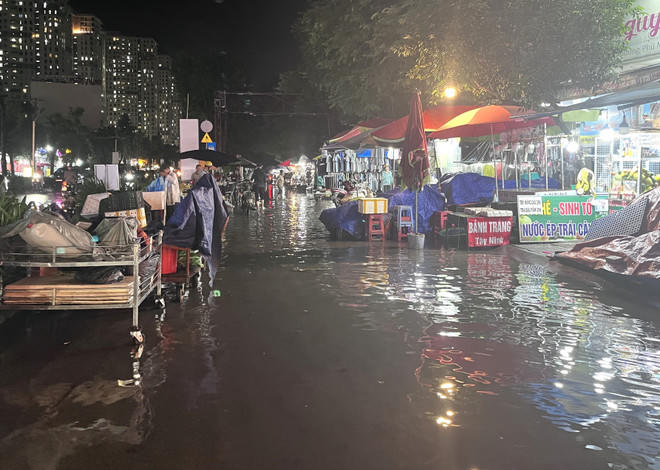 Đường vào chợ dân sinh Phước Long, trên địa bàn phường Tân Mỹ, Thành phố Hồ Chí Minh chìm trong nước. (Ảnh: TTXVN)