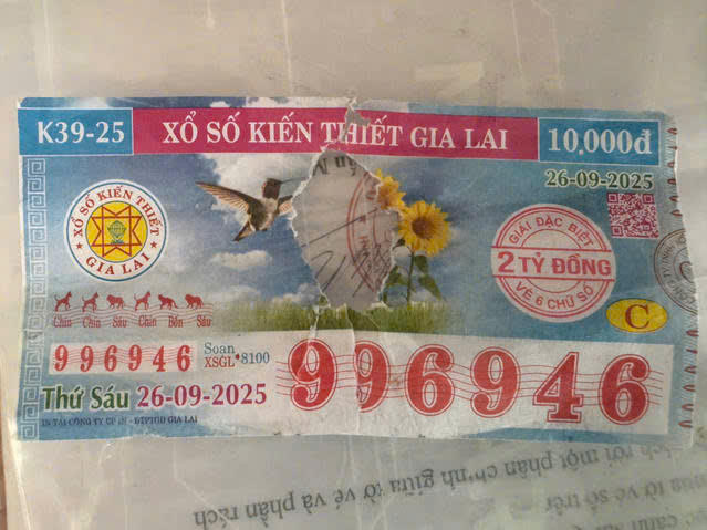 Tờ vé số trúng giải đặc biệt bị rách, mất một phần của ông Phan Văn L. Ảnh: CV.

