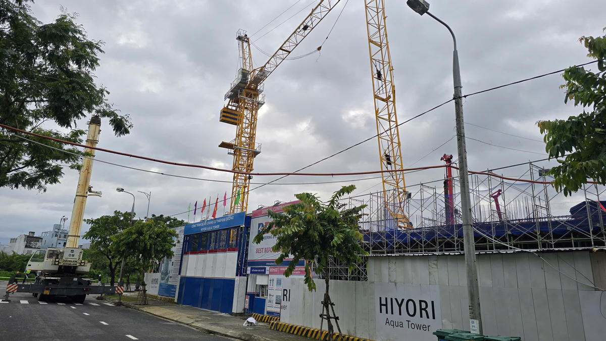 trục Cần cẩu gãy ngang tại công trường. Ảnh: Nguyễn Tú.