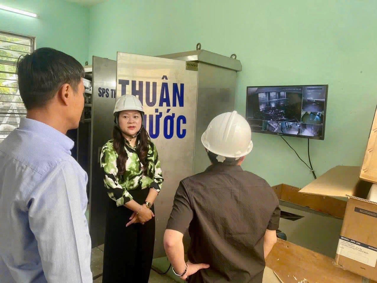 Bà Cao Thị Huyền Trân, Bí thư Đảng ủy phường Hải Châu và ông Nguyễn Văn Duy, Chủ tịch UBND phường kiểm tra Trạm bơm Thuận Phước. Ảnh: Thùy Trang.&nbsp;