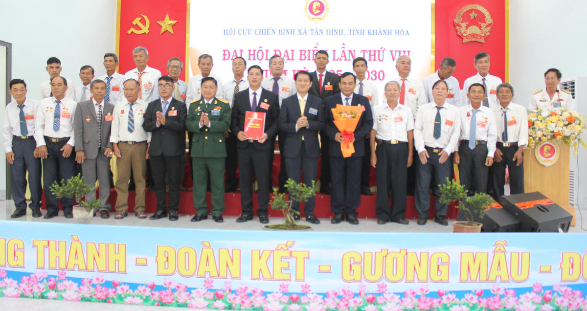
Trao quyết định và tặng hoa chúc mừng Ban Chấp hành Hội CCB xã Tân Định nhiệm kỳ 2025 – 2030. (ảnh X.H)

. 