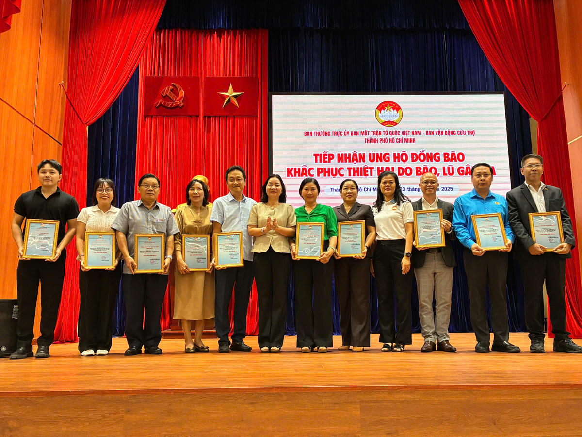 Lãnh đạo Mặt trận thành phố trao cảm ơn đến các doanh nghiệp, các nhà hảo tâm. Ảnh: Q.Đ.