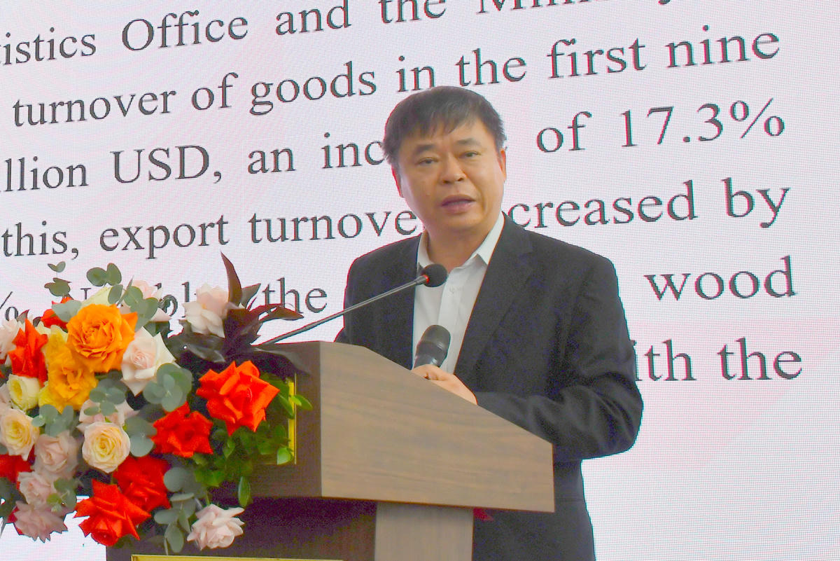 Trần Ngọc Liêm – Giám đốc Liên đoàn Thương mại và Công nghiệp Việt Nam (VCCI) chi nhánh TP Hồ Chí Minh thông tin về thị trường xuất khẩu ngành đồ gỗ. Ảnh: T.M