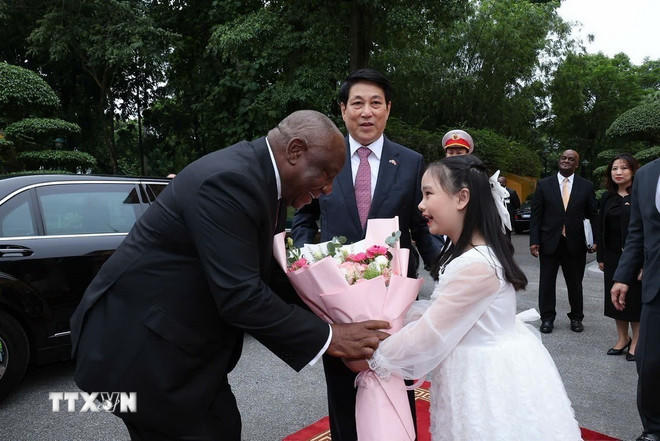 Thiếu nhi Thủ đô Hà Nội tặng hoa chào đón Tổng thống Nam Phi Matamela Cyril Ramaphosa. (Ảnh: Lâm Khánh/TTXVN)