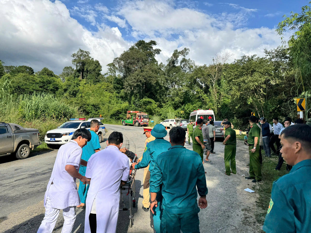 Lực lượng chức năng đưa nạn nhân đi cấp cứu. Ảnh: CV.