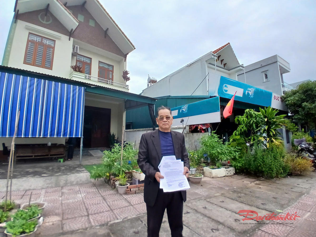 Ông Vũ Văn Khang trước căn nhà khang trang của mình, nhưng chưa được cấp GCNQSDĐ. Ảnh: Nguyễn Quý.&nbsp;