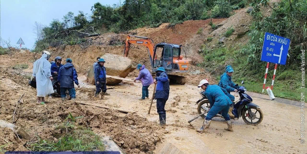 Lực lượng dân quân tự vệ xã Hùng Sơn khẩn trương dọn đất đá sạt lở tại khu vực ngã ba thôn Cha Nốc. Ảnh: CV.