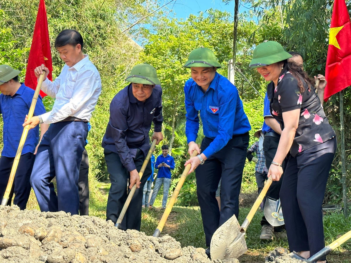 Ra quân ngày cao điểm chung tay xây dựng nông thôn mới. Ảnh: Minh Ngọc
