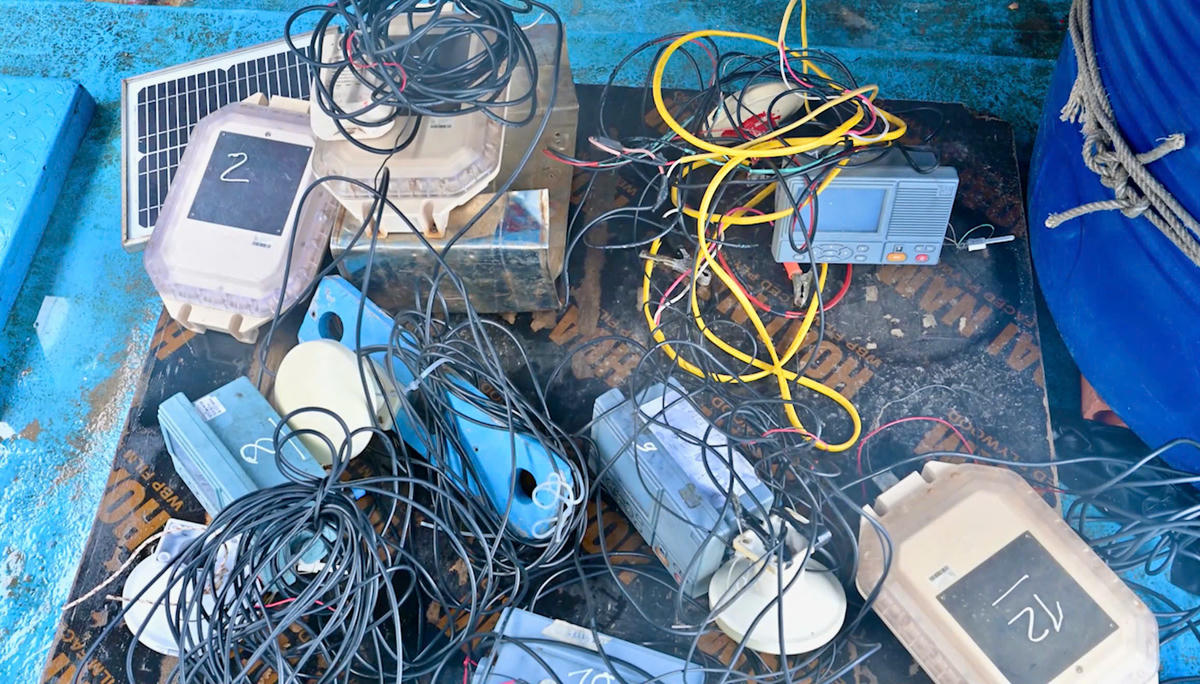 Các thiết bị giám sát hành trình bị tháo ra khỏi 13 tàu cá. Ảnh: Công an tỉnh Quảng Ninh.&nbsp;