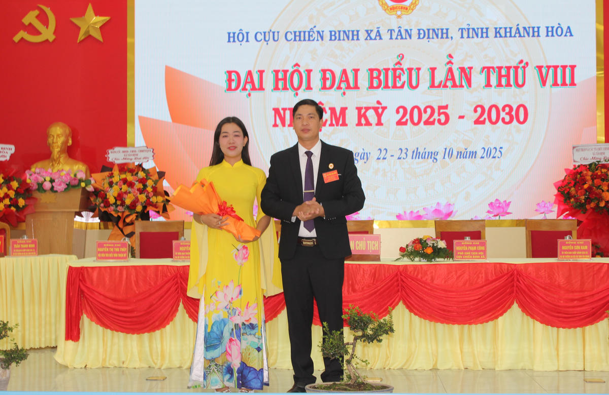 Tặng hoa cho đội văn nghệ chào mừng đại hội. (ảnh X.H)

