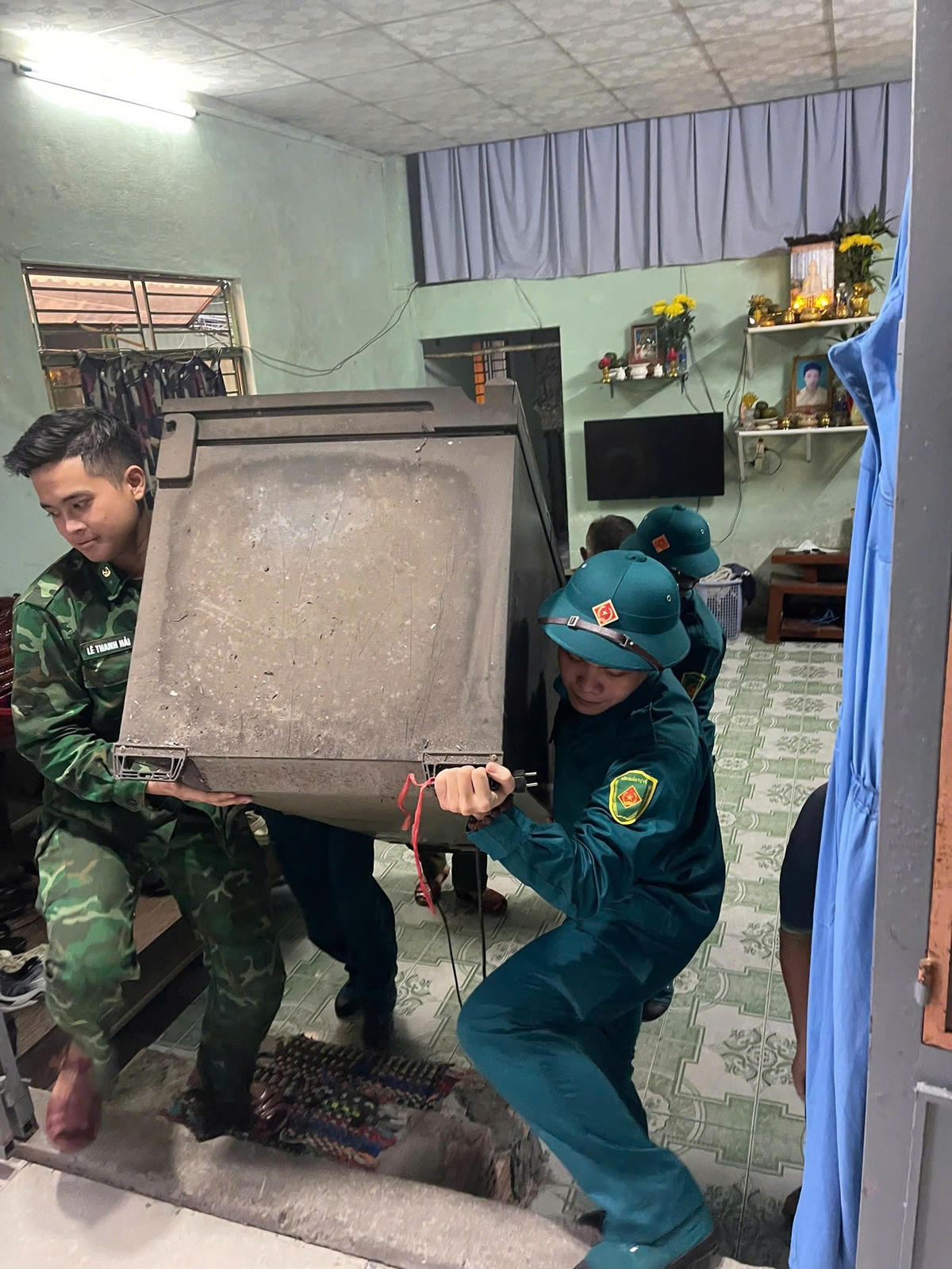 Lực lượng di dời tài sản nhà dân khu vực Khe Cạn. Ảnh: Nguyễn Tú.