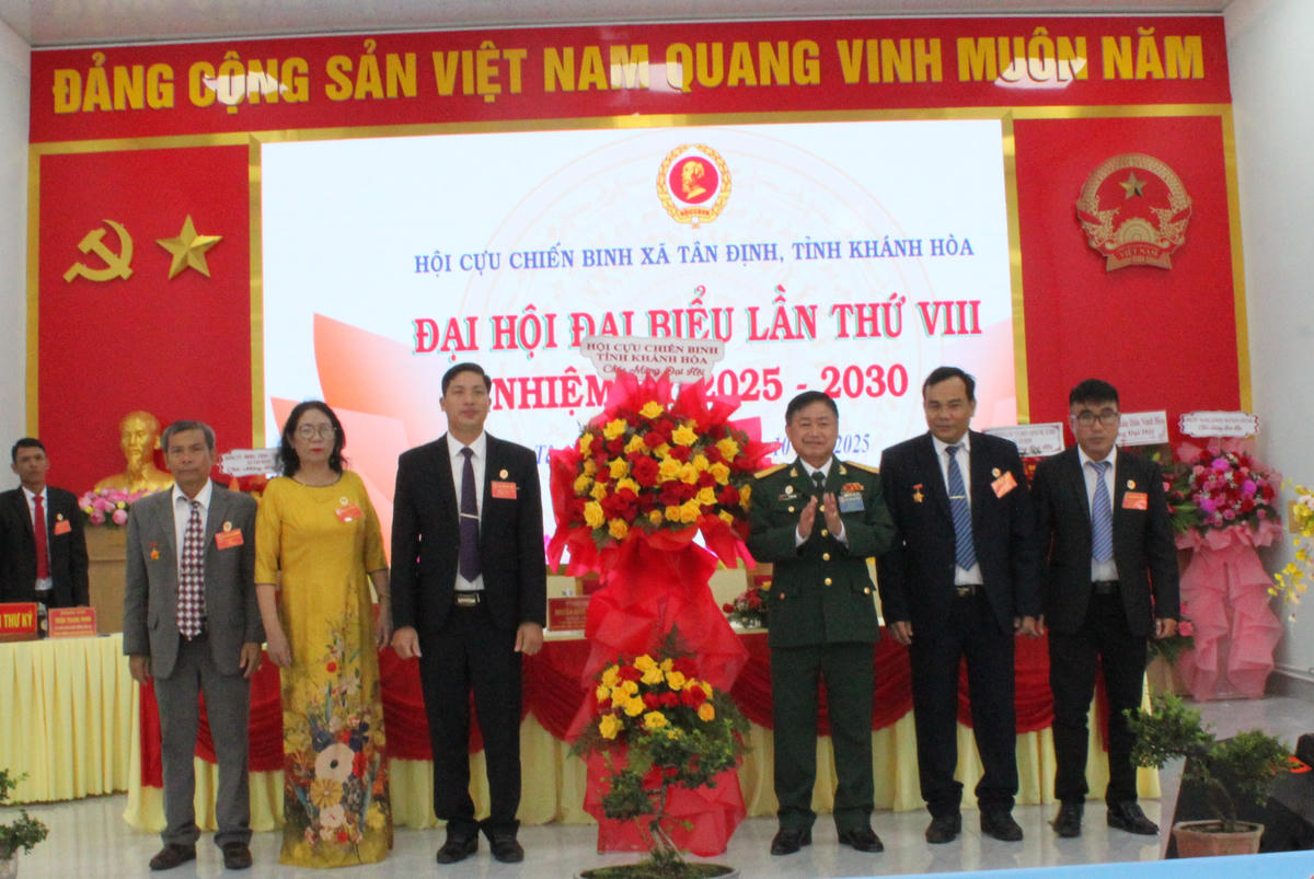 
Ông Lê Đình Đàn, Phó Chủ tịch Hội Cựu chiến binh tỉnh Khánh Hòa, tặng hoa chúc mừng đại hội. (ảnh X.H).
