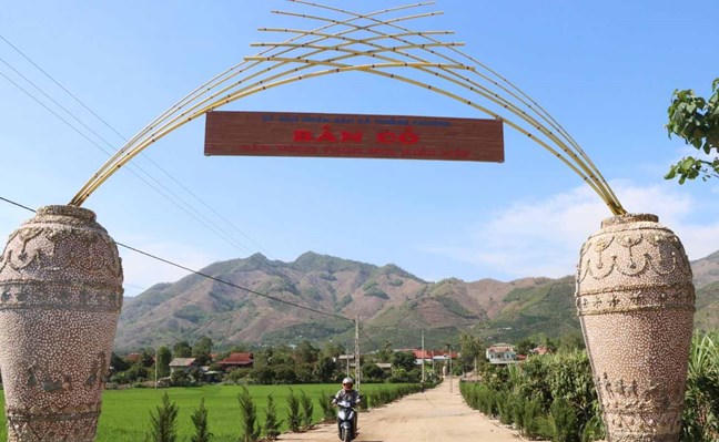 Tuyến đường kiểu mẫu tại bản Cỏ, xã Chiềng Khương. Ảnh: T. L