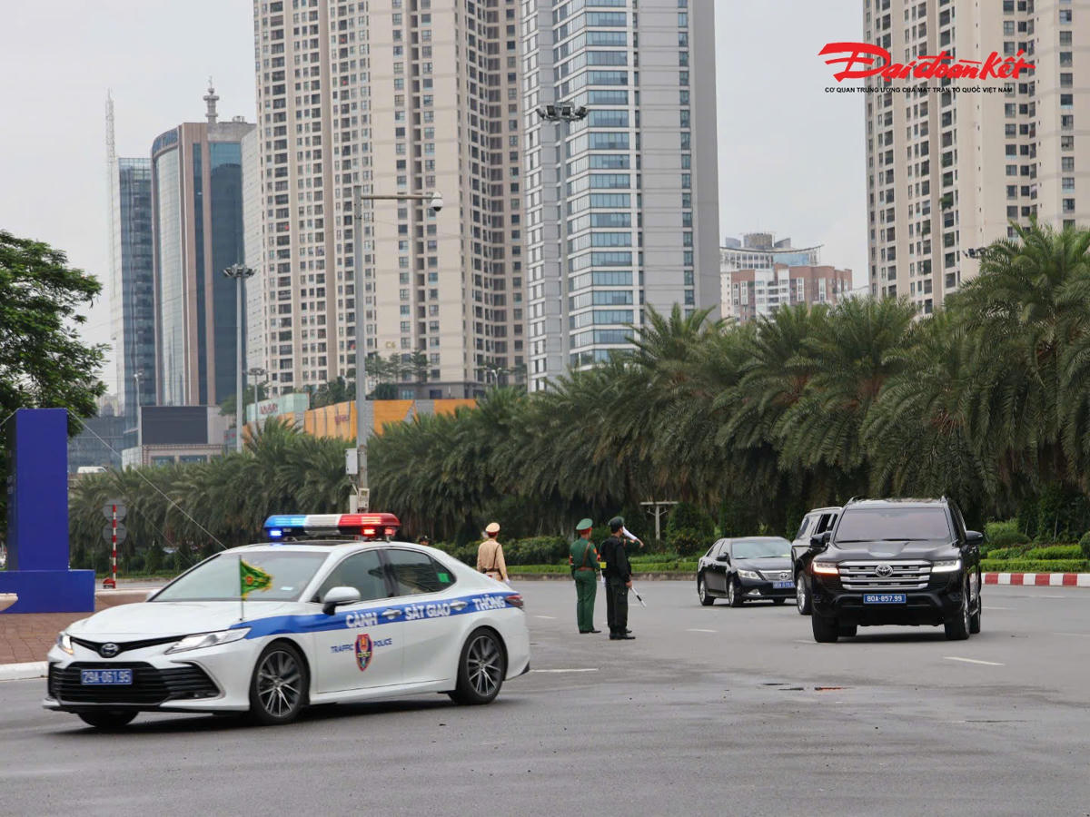 Ngoài nhiệm vụ đón, dẫn các đoàn, lực lượng Cảnh sát giao thông cũng tăng cường tuần tra, kiểm soát trên các tuyến xung quanh nơi diễn ra các hoạt động Lễ mở ký Công ước Hà Nội và nơi ăn nghỉ của các đại biểu, xử lý nghiêm các vi phạm là nguyên nhân dẫn đến tai nạn và ùn tắc giao thông.