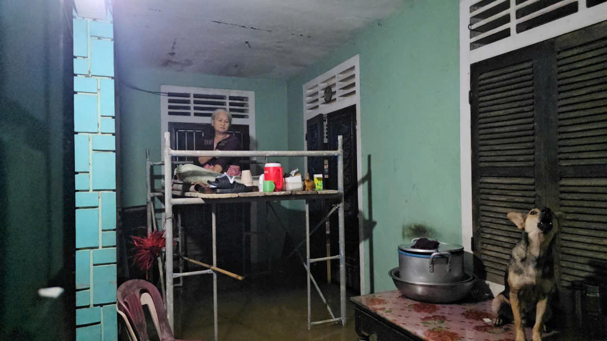Đường Nguyễn Hữu Cảnh (phường An Cựu) là một khu vực thấp trũng, thường xuyên xảy ra ngập lụt mỗi khi mưa lớn kéo dài. Nơi đây tập trung nhiều khu nhà trọ sinh viên và hộ dân sinh sống. Ảnh: N.L.. 
