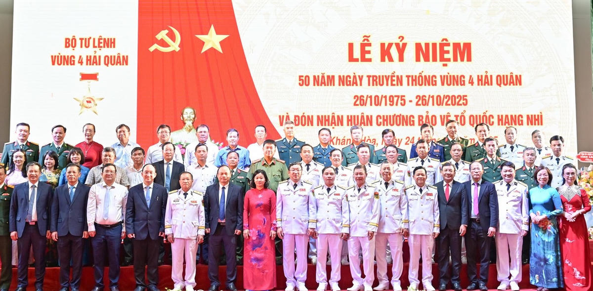 Các đại biểu chụp hình lưu niệm tại lễ kỷ niệm 50 năm Ngày truyền và đón nhận Huân chương Bảo vệ Tổ quốc hạng Nhì. (ảnh V.T)
