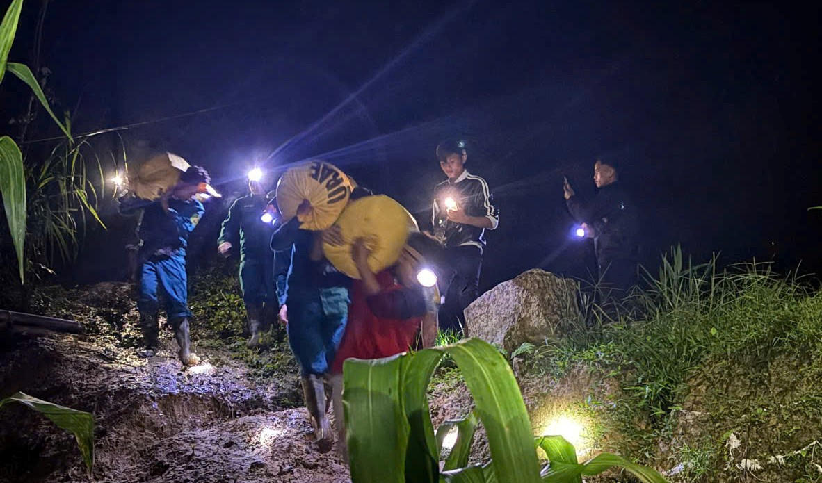 Lực lượng quân đội di chuyển tài sản của người dân thôn 2, xã Trà Linh đến nơi an toàn. Ảnh: CV.