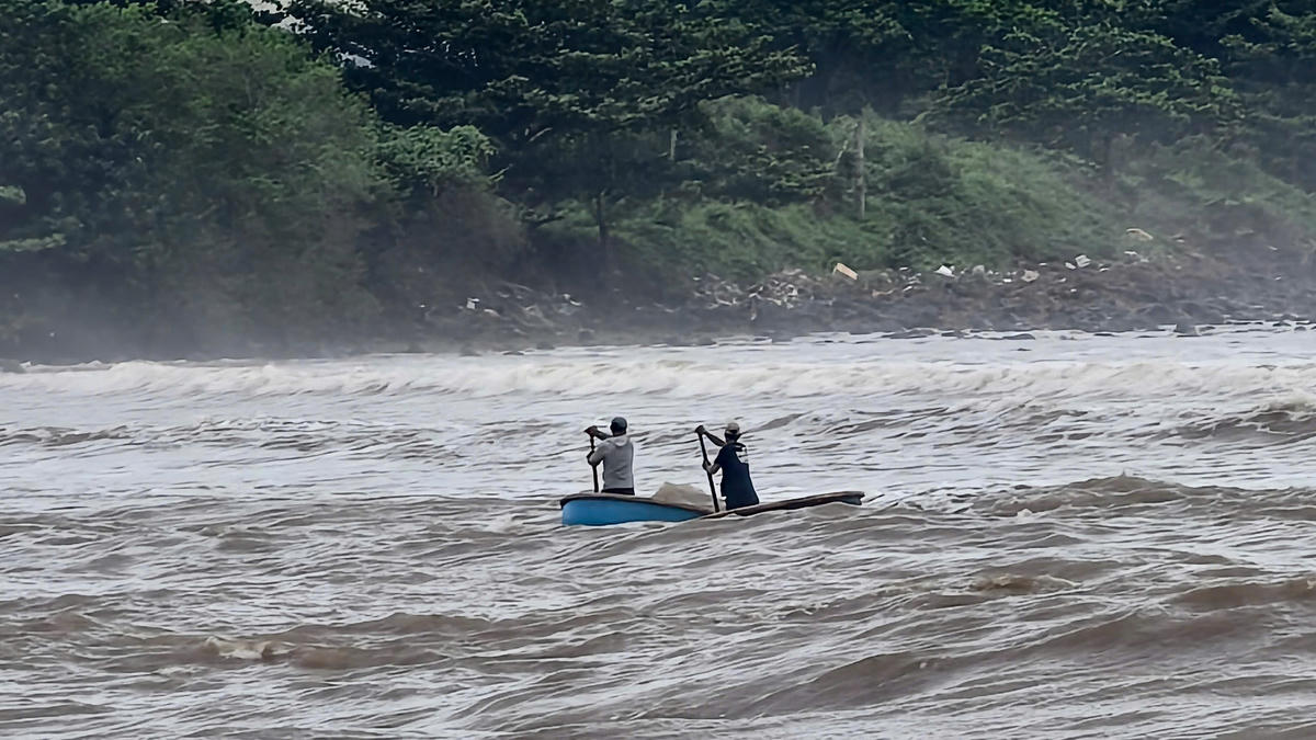 Ngư dân thôn Phước Thiện chèo thuyền thúng đánh bắt sản gần bờ. Ảnh: CV.